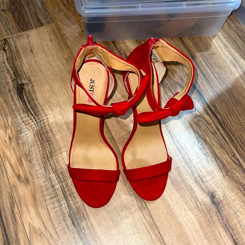 The red shoe MUST HAVE !!